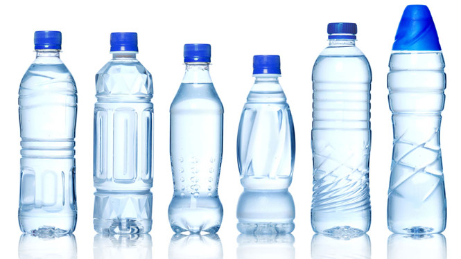 Nước uống đóng chai cũng phải được máy in phun ngày sản xuất hạn dùng